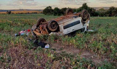 Mulher morre após ser arremessada de carro que capotou na BR-158, em Goiás