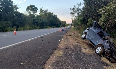 Jovem morre e três ficam feridos após carro bater em árvore na BR-153, em Mara Rosa