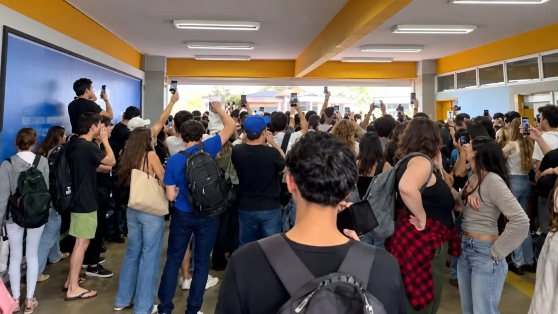 Gritos de “ladrão” e “Vorcaro” marcam confusão entre apoiadores de Lula e Flávio Bolsonaro na PUC Goiás