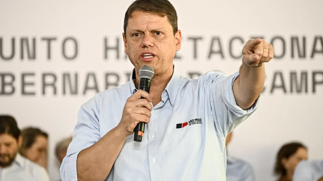 Tarcísio reconhece vitória de Lula, agradece Flávio Bolsonaro e faz alerta: “O Brasil ficou dividido”