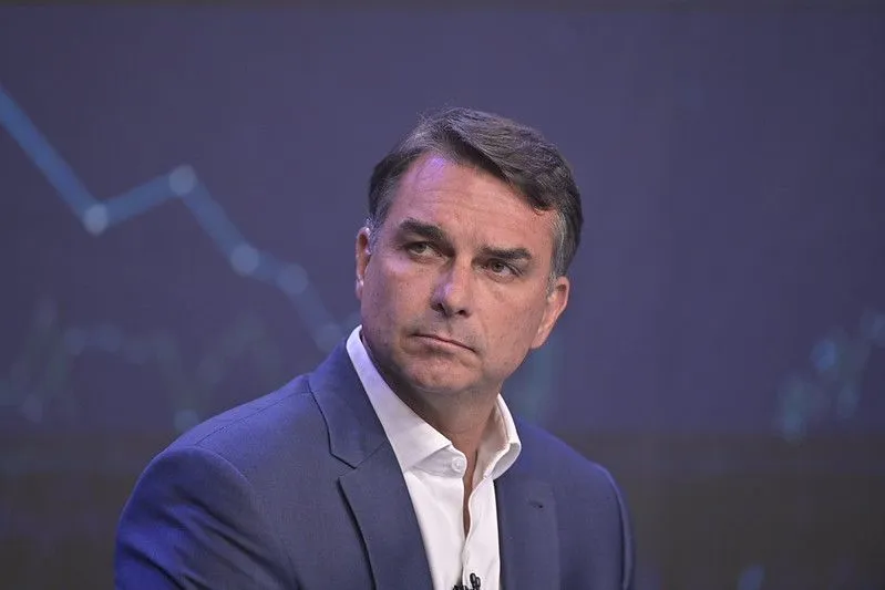 Flávio Bolsonaro aceita desafio de Lula para abrir sigilos, mas exige dados de Janja, Lulinha e assessores