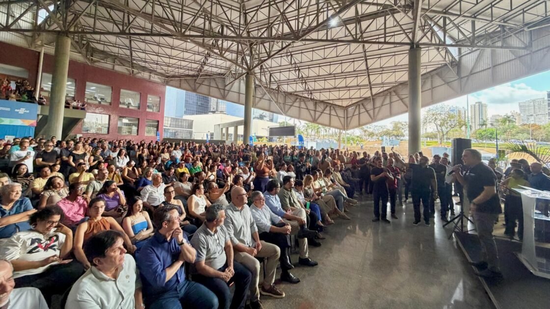 Mabel antecipa salário dos servidores de Goiânia e destaca gratificação de até R$ 3 mil por desempenho