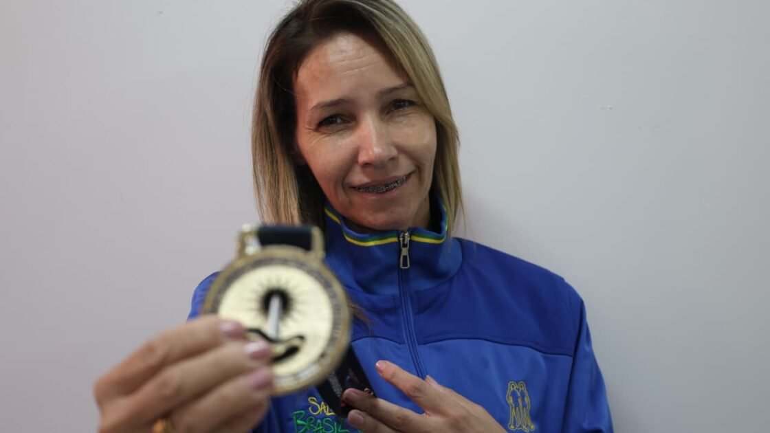 Servidora da Educação de Goiânia conquista medalha de ouro em Campeonato Pan-Americano de Esportes Aquáticos