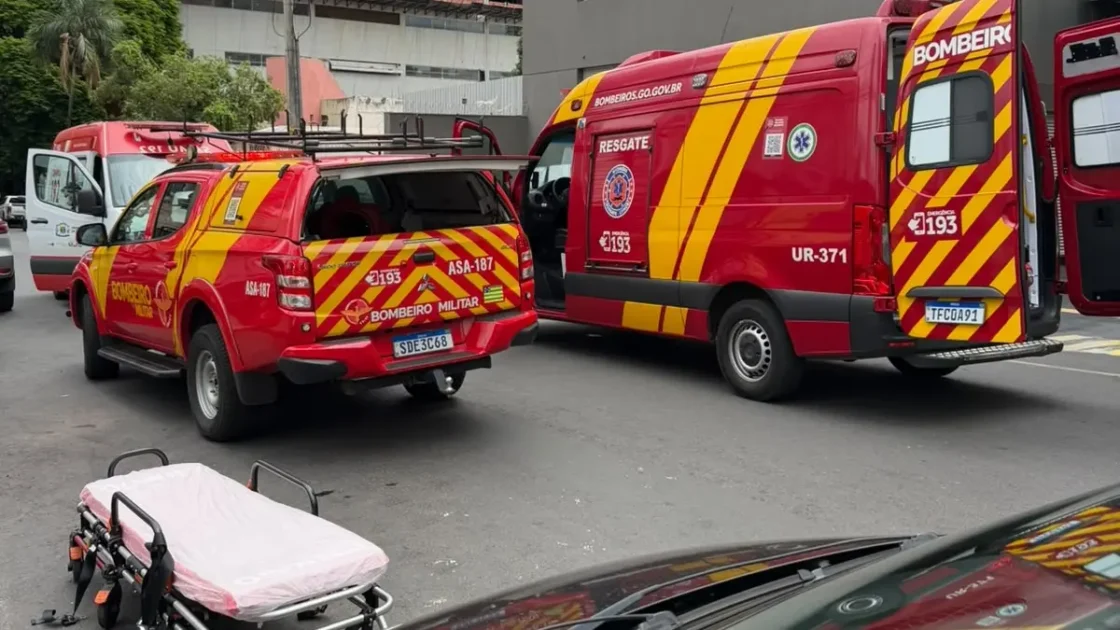Homem ataca idosa com garrafa de vidro no Setor Bueno, diz ouvir vozes e acaba baleado pela polícia em Goiânia
