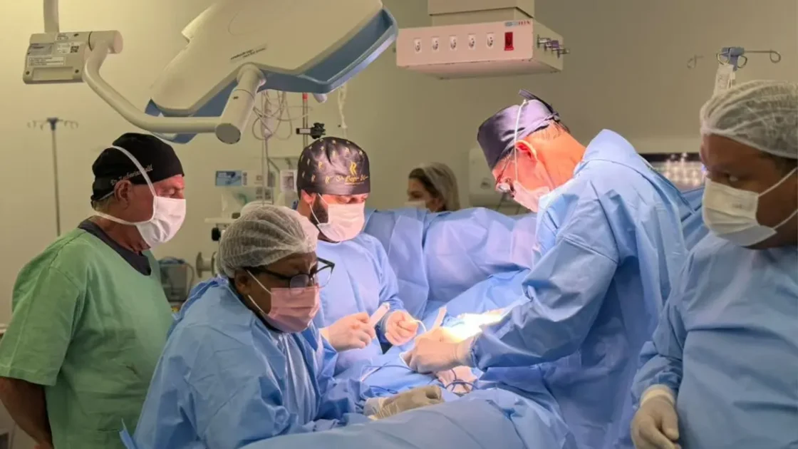 Gêmeas siamesas que compartilham fígado passam por nova cirurgia em Goiânia e avançam rumo à separação