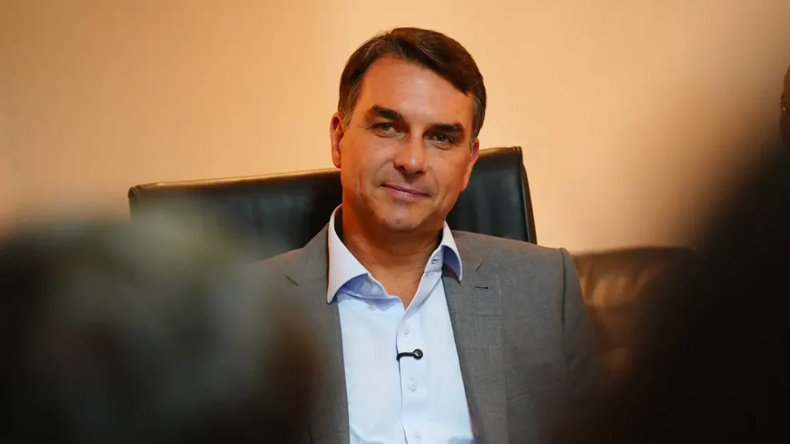 Aliados da família Bolsonaro teriam sido avisados de que Flávio fugiu do Brasil, diz colunista