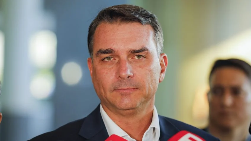 Paradeiro de Flávio Bolsonaro é desconhecido após site argentino noticiar possível fuga do Brasil
