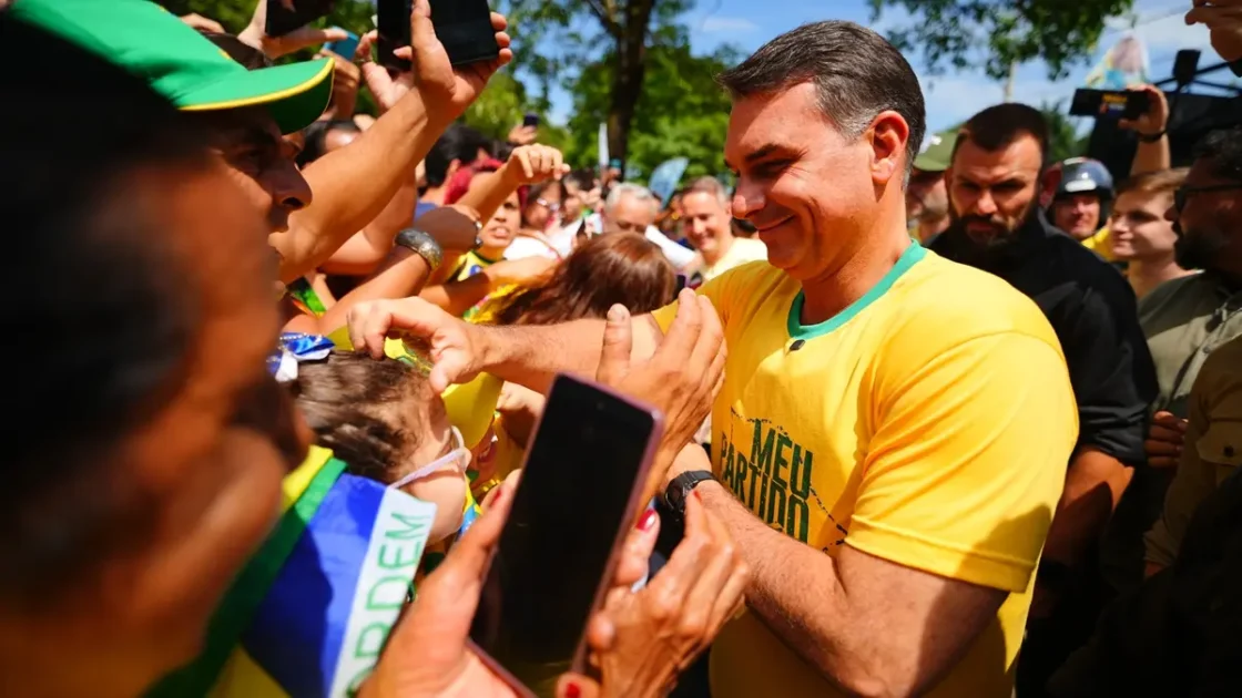 Piloto afirma que nome de Flávio Bolsonaro estava em lista de passageiros de jatinho na Argentina