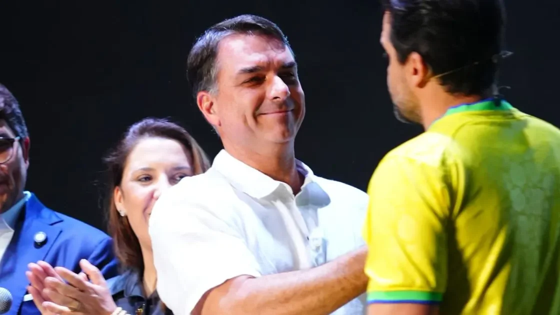 Nos Estados Unidos, Flávio Bolsonaro se declara presidente eleito do Brasil e acusa fraude nas eleições