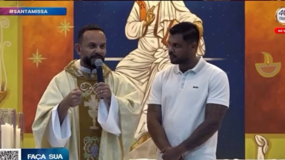 Padre Marcos Rogério abençoa Romário Policarpo e destaca relação com comunidade: “Meu filho espiritual”