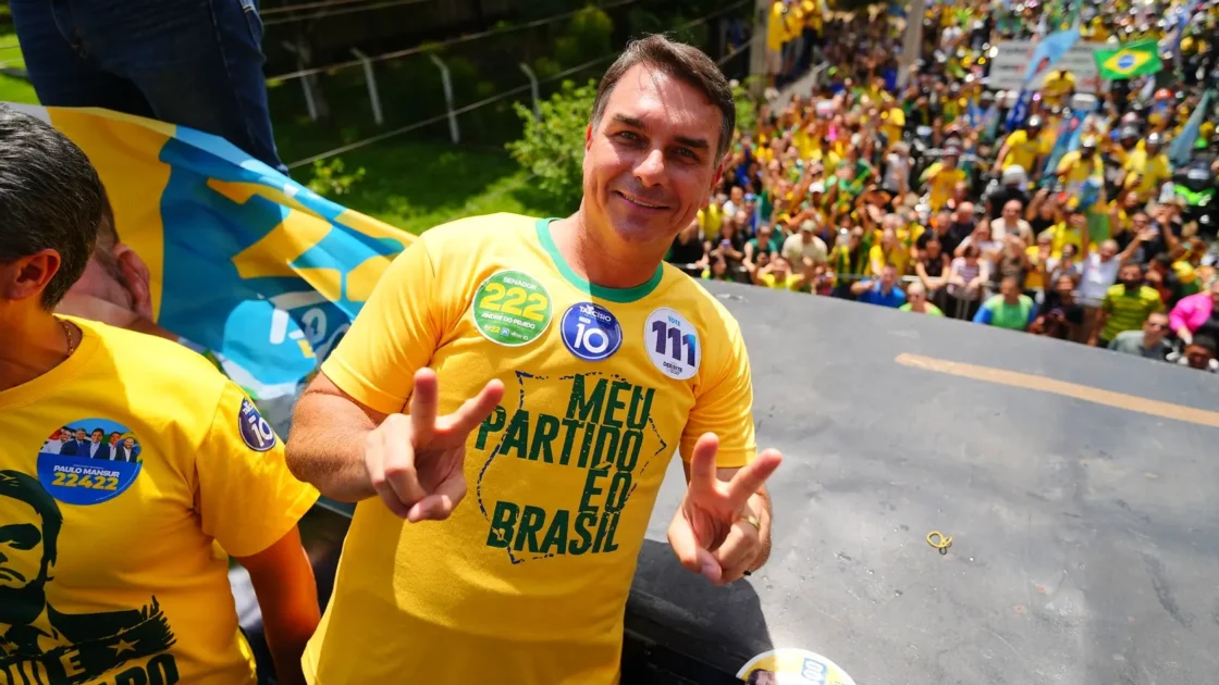 Flávio Bolsonaro divulga carta se declarando presidente eleito, mas muda comunicado após repercussão